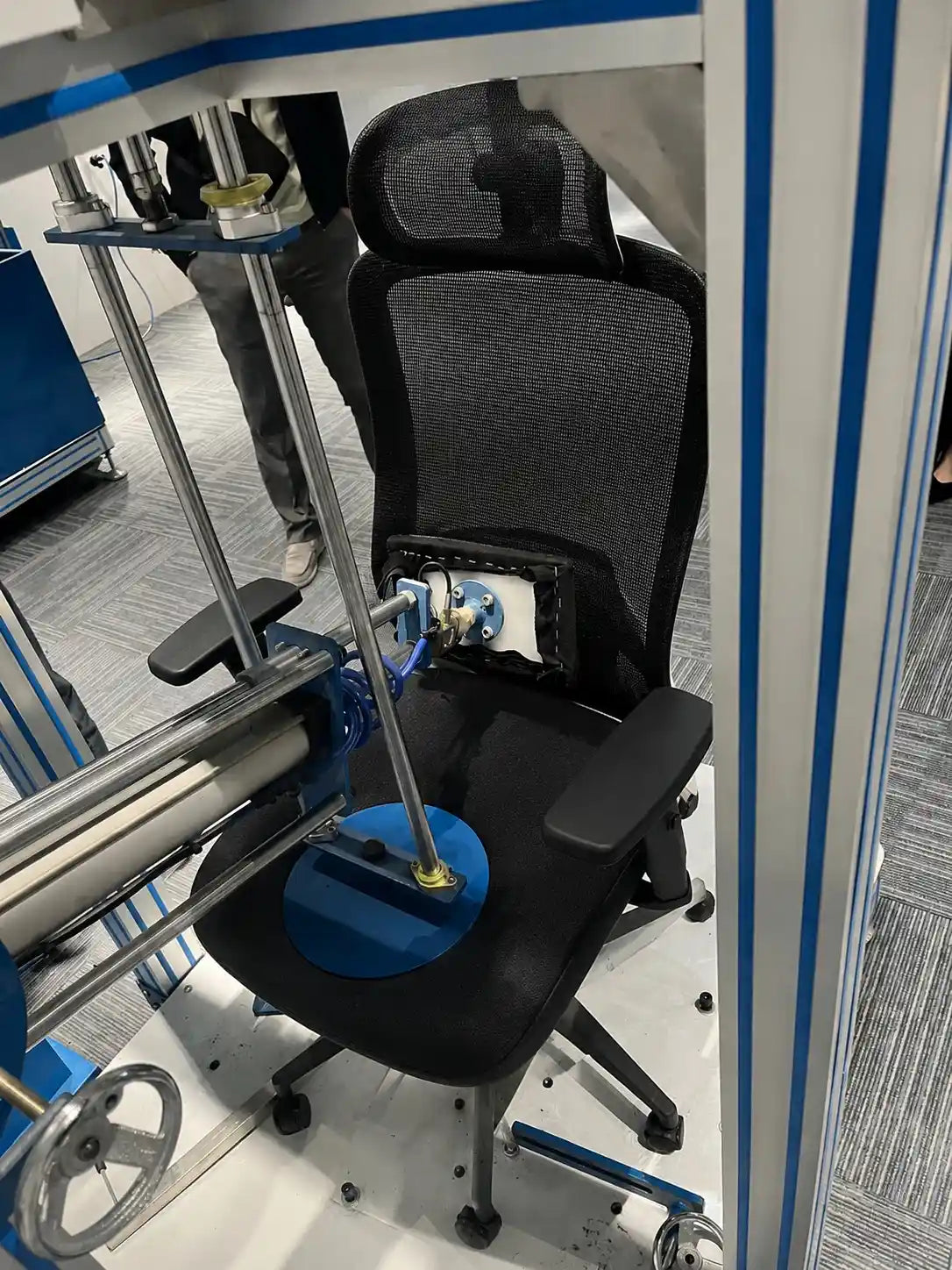 Alygn Core Daily ergonomische bureaustoel tijdens een belastingstest om de stevigheid en duurzaamheid te testen