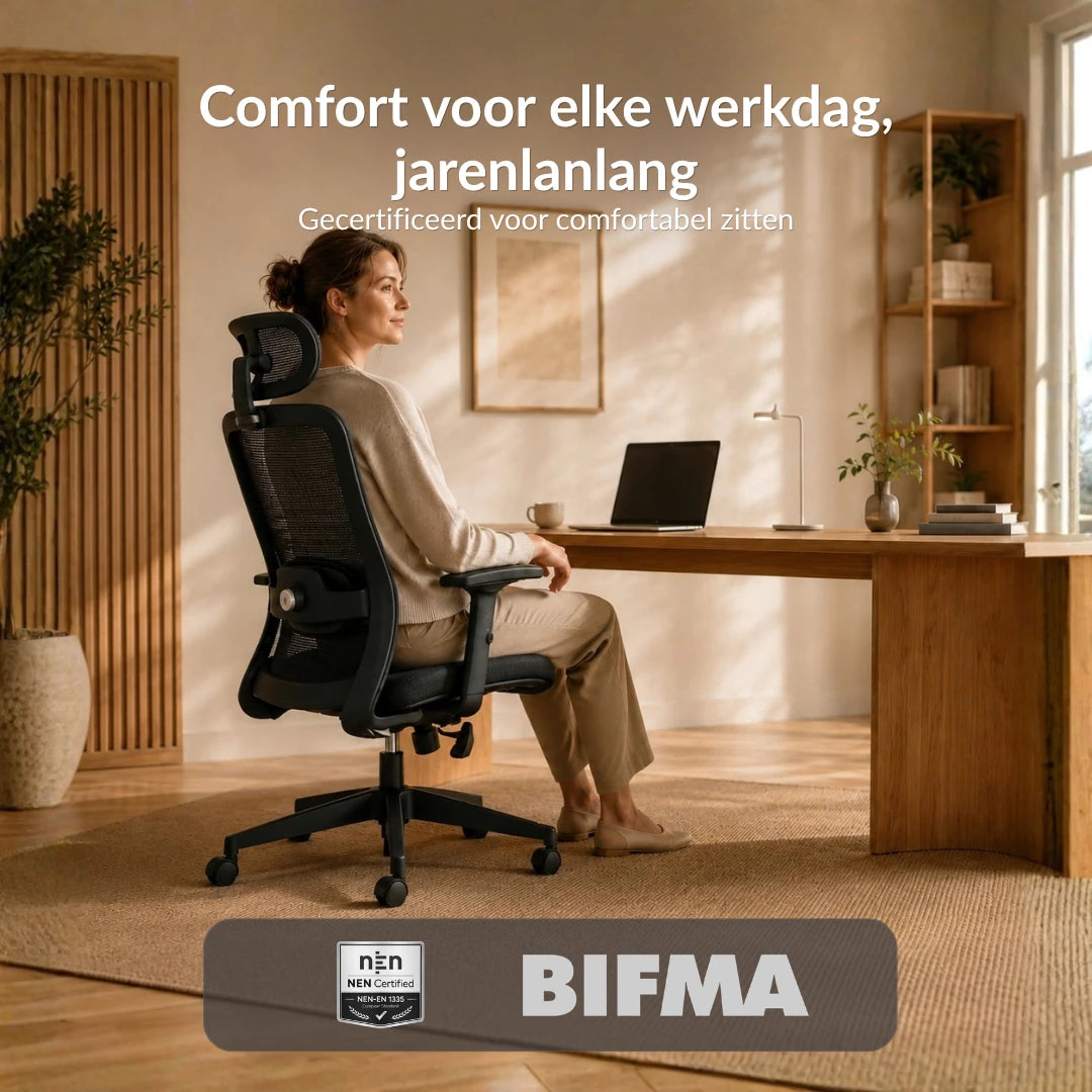 Professional werkt comfortabel aan een bureau op de Alygn Core Daily midnight black ergonomische bureaustoel, met BIFMA-gecertificeerde kwaliteit