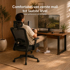 Persoon gamet comfortabel in de Alygn Core Daily midnight black ergonomische bureaustoel, ook geschikt als ergonomische gamingstoel