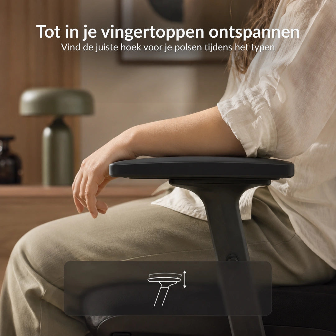 Verstelbare armleuningen van de Alygn Core Daily midnight black ergonomische bureaustoel voor ontspannen armen en schouders