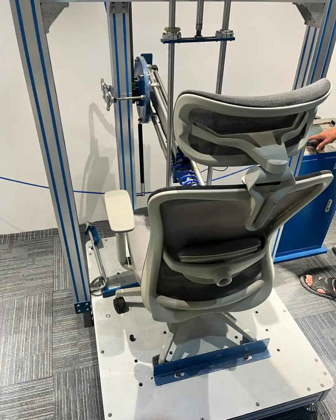 Alygn Core Pro ergonomische bureaustoel tijdens een belastingstest om de stevigheid en duurzaamheid te testen