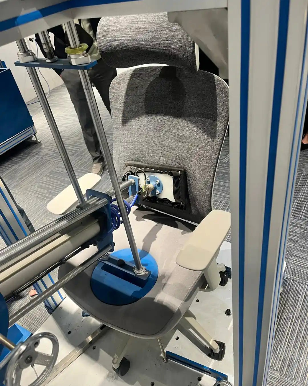 Alygn Core Pro ergonomische bureaustoel tijdens een belastingstest om de stevigheid en duurzaamheid te testen